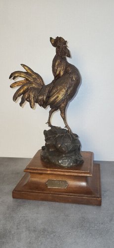 COQ EN BRONZE DE PAUL COMOLERA SUR SOCLE EN BOIS