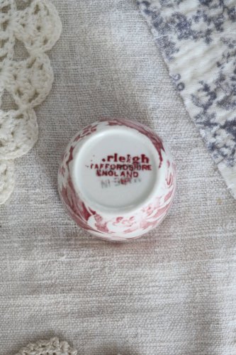 Coquetier ancien faïence anglaise Burleigh Victorian Chintz rouge