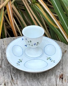 Coquetier ancien motifs Barbeaux en porcelaine de Mehun