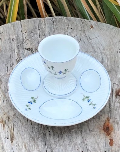 Coquetier ancien motifs Barbeaux en porcelaine de Mehun