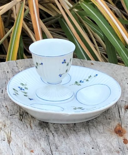 Coquetier ancien motifs Barbeaux en porcelaine de Mehun