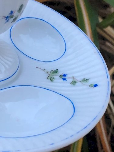 Coquetier ancien motifs Barbeaux en porcelaine de Mehun