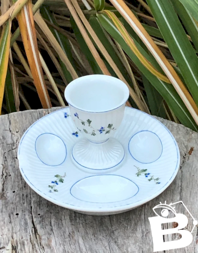 Coquetier ancien motifs Barbeaux en porcelaine de Mehun