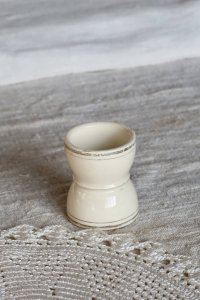 Coquetier ancien terre de fer diabolo ivoire et liserés dorés