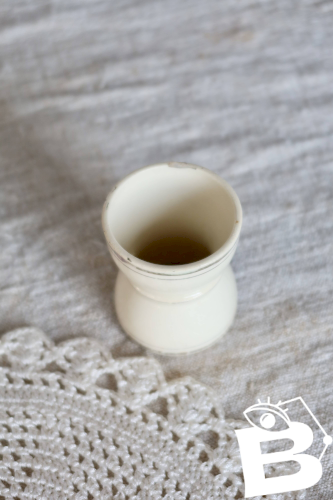 Coquetier ancien terre de fer diabolo ivoire et liserés dorés