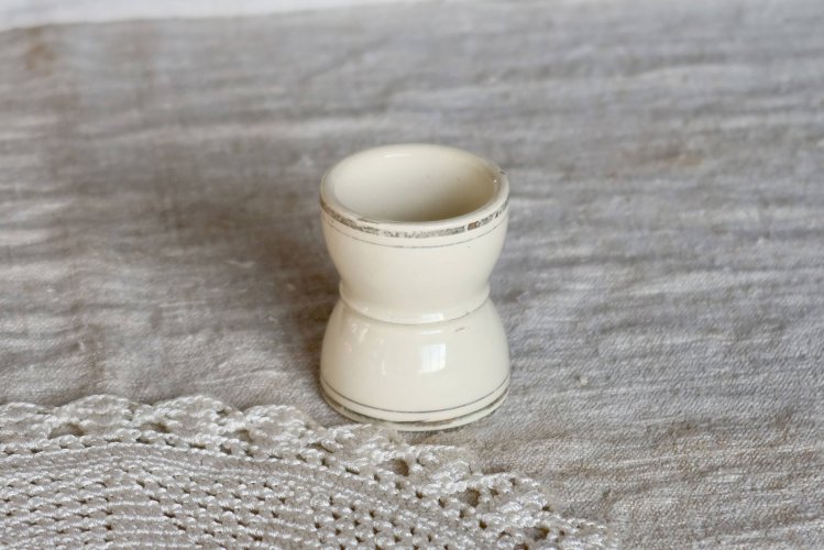 Coquetier ancien terre de fer diabolo ivoire et liserés dorés