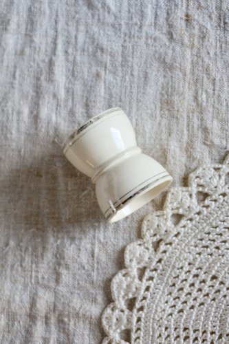 Coquetier ancien terre de fer diabolo ivoire et liserés dorés