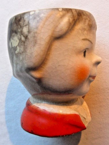 Coquetier Art Déco en porcelaine,  barbotine signé FOREIGN: Tête de petite fille