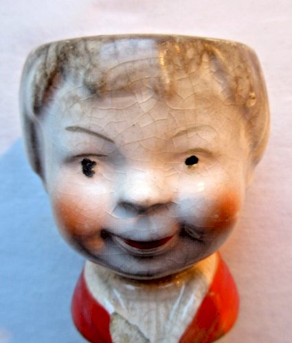 Coquetier Art Déco en porcelaine,  barbotine signé FOREIGN: Tête de petite fille