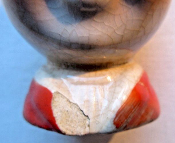 Coquetier Art Déco en porcelaine,  barbotine signé FOREIGN: Tête de petite fille