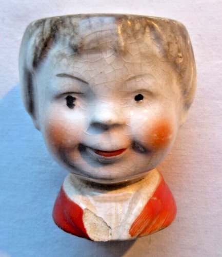 Coquetier Art Déco en porcelaine,  barbotine signé FOREIGN: Tête de petite fille