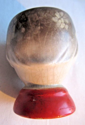 Coquetier Art Déco en porcelaine,  barbotine signé FOREIGN: Tête de petite fille