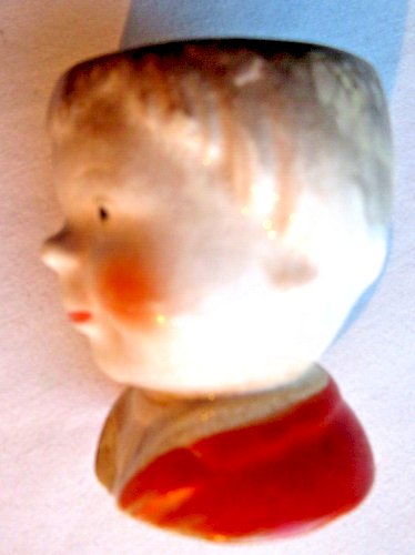 Coquetier Art Déco en porcelaine,  barbotine signé FOREIGN: Tête de petite fille