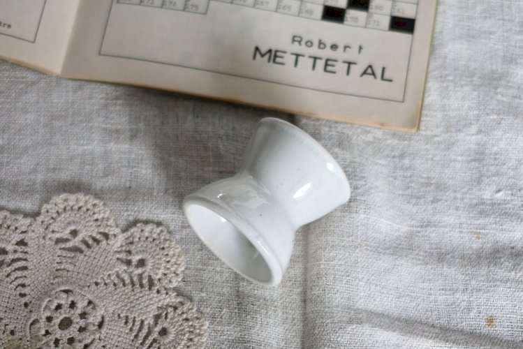 Coquetier diabolo ancien en faïence blanche