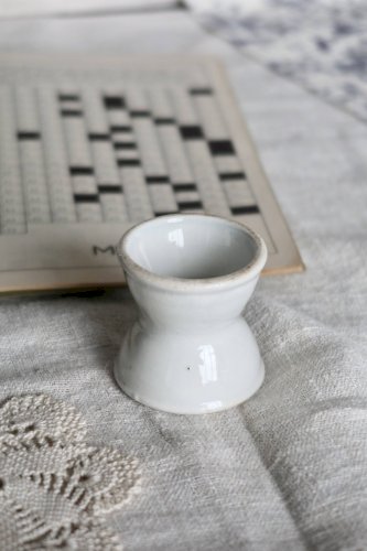 Coquetier diabolo ancien en faïence blanche
