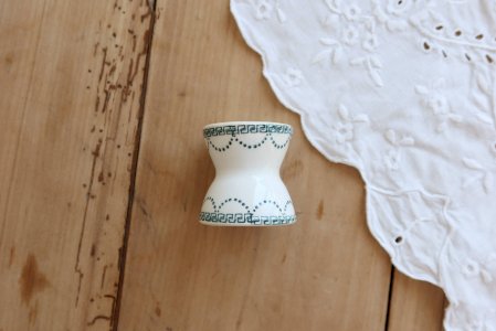 Coquetier diabolo ancien en terre de fer ivoire et motif vert