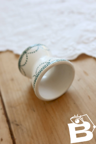 Coquetier diabolo ancien en terre de fer ivoire et motif vert
