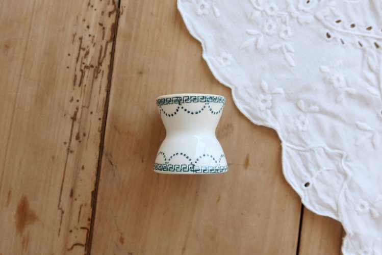 Coquetier diabolo ancien en terre de fer ivoire et motif vert