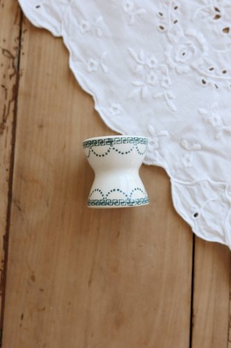 Coquetier diabolo ancien en terre de fer ivoire et motif vert