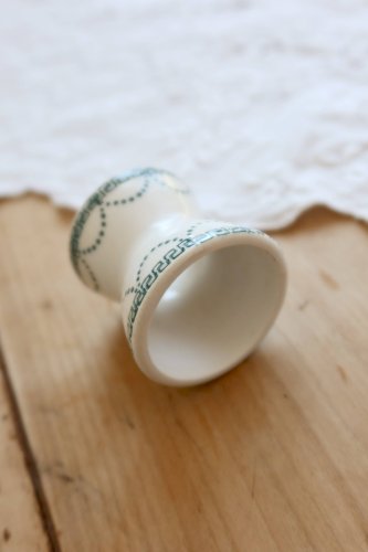 Coquetier diabolo ancien en terre de fer ivoire et motif vert