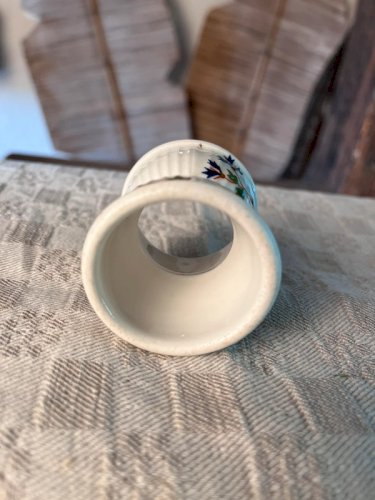 Coquetier diabolo en porcelaine ancienne