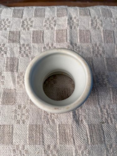 Coquetier diabolo en porcelaine ancienne