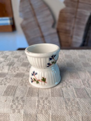 Coquetier diabolo en porcelaine ancienne