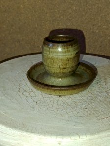 coquetier en gres fait main signature à identifier en bon etat