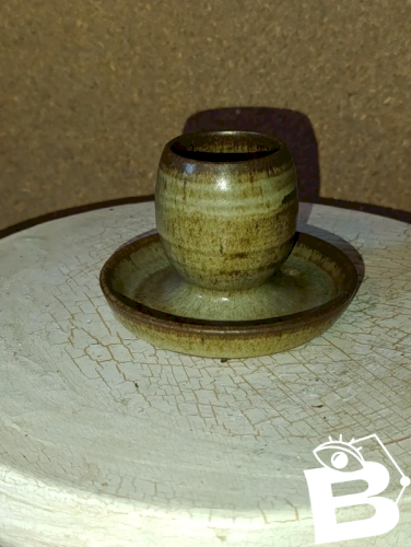 coquetier en gres fait main signature à identifier en bon etat