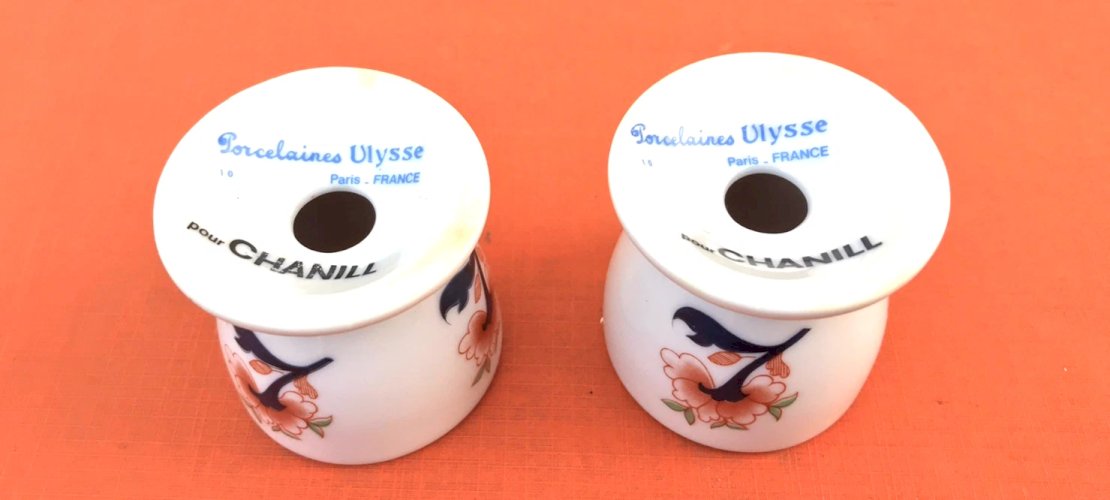 Coquetier porcelaines Ulysse Paris pour Chanill Décor floral dans le style Imari l'un des fleurons des arts décoratifs japonais 