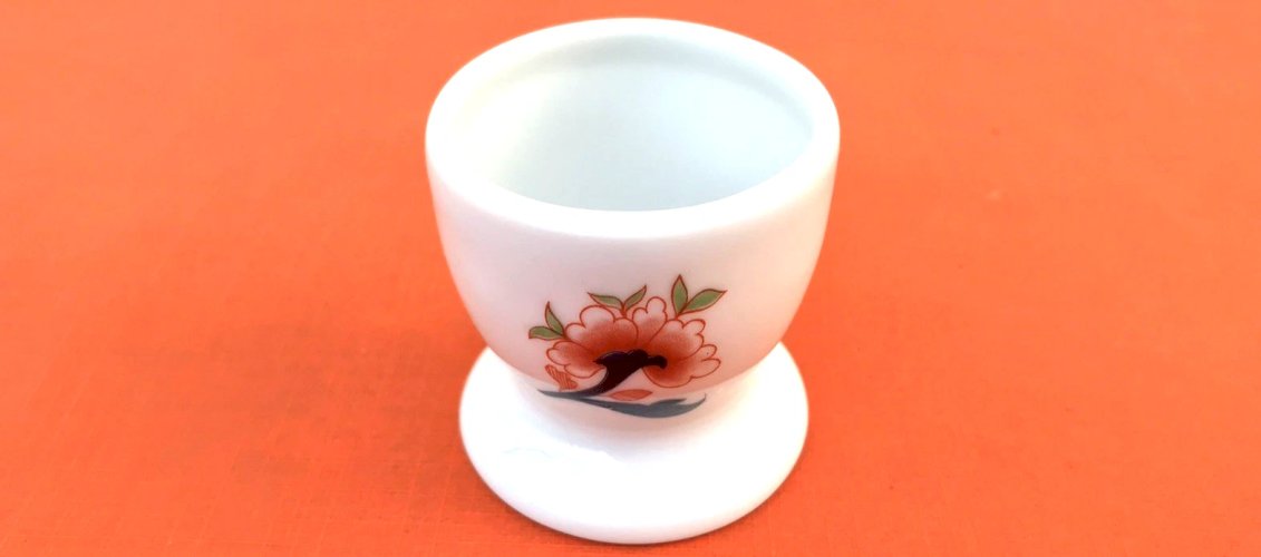 Coquetier porcelaines Ulysse Paris pour Chanill Décor floral dans le style Imari l'un des fleurons des arts décoratifs japonais 