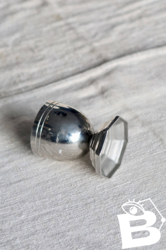 Coquetier vintage en métal argenté à base octogonale