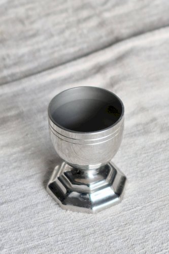 Coquetier vintage en métal argenté à base octogonale