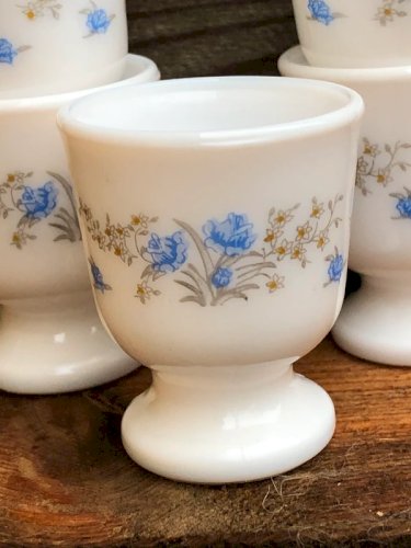 Coquetiers rétro vintage Arcopal motifs fleurs bleues