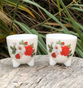 Coquetiers vintage Arcopal motifs fleurs rouges