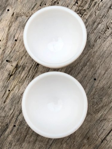 Coquetiers vintage Arcopal motifs fleurs rouges