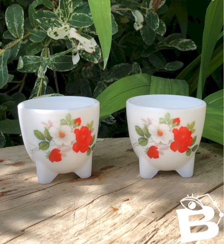 Coquetiers vintage Arcopal motifs fleurs rouges