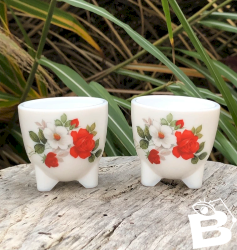 Coquetiers vintage Arcopal motifs fleurs rouges