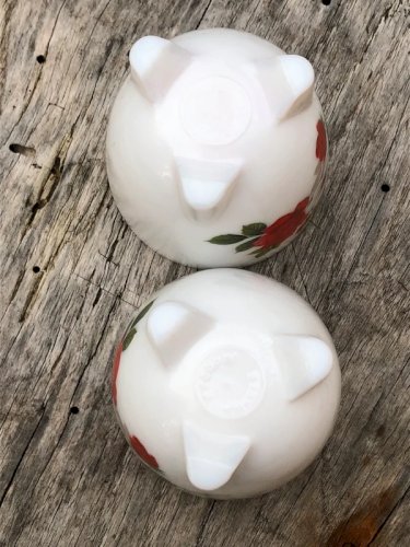 Coquetiers vintage Arcopal motifs fleurs rouges