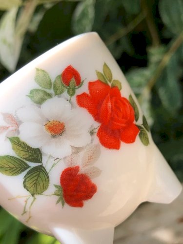 Coquetiers vintage Arcopal motifs fleurs rouges