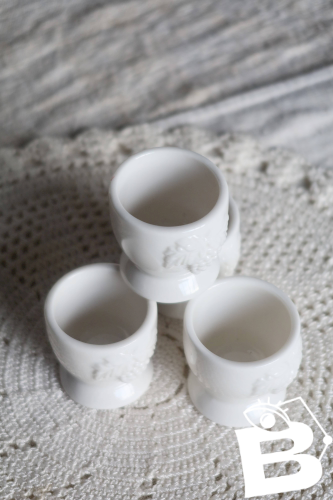 Coquetiers vintage porcelaine blanche barbotine motif fruit