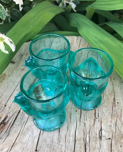 Coquetiers vintage vert transparent en forme de poule