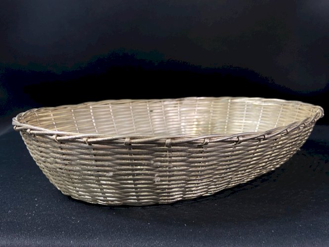 Corbeille à main en métal tressé