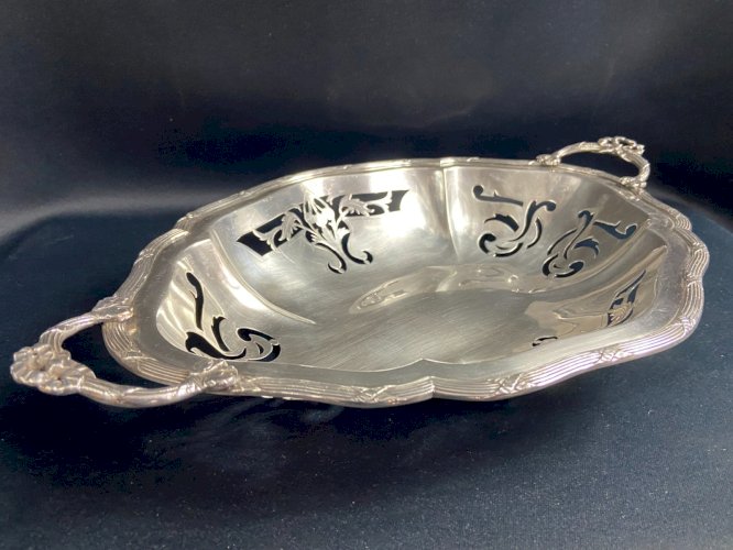 Corbeille à pain oblongue en métal argenté à décor ajouré de style Louis XVI