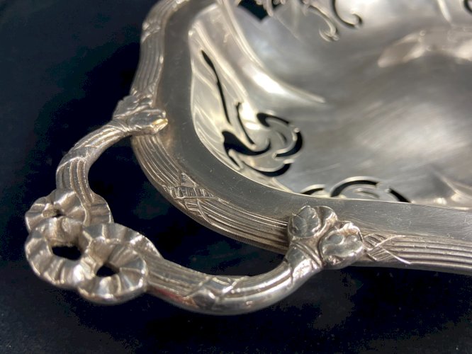 Corbeille à pain oblongue en métal argenté à décor ajouré de style Louis XVI