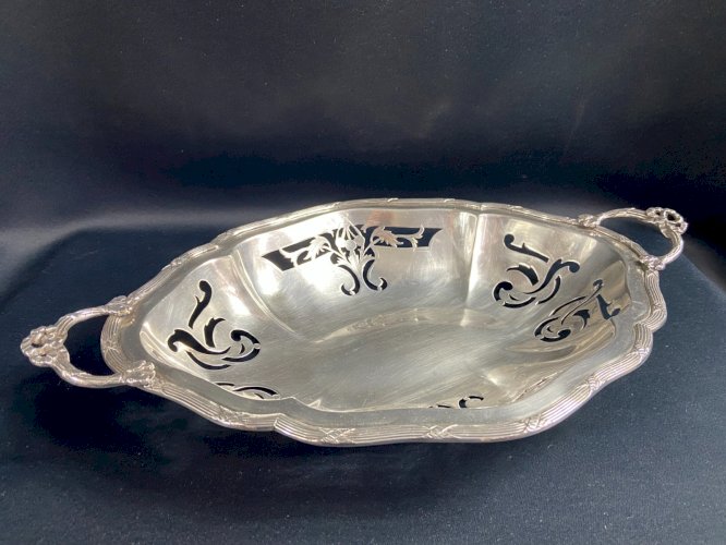 Corbeille à pain oblongue en métal argenté à décor ajouré de style Louis XVI