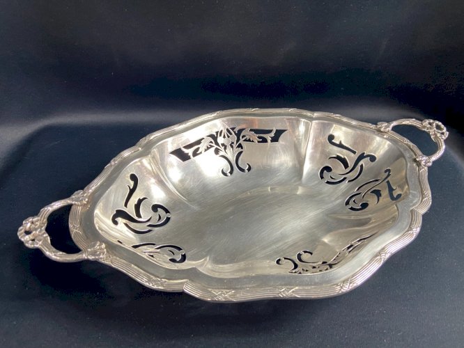 Corbeille à pain oblongue en métal argenté à décor ajouré de style Louis XVI