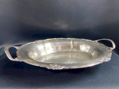 Corbeille à pain plat creux oblong à anses en métal argenté de style Louis XVI