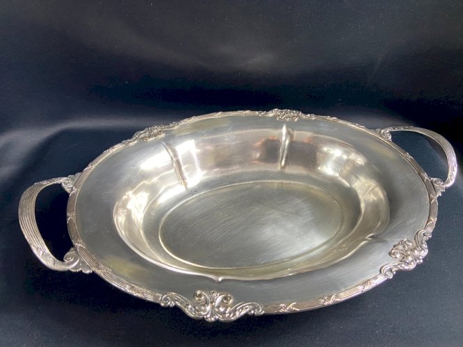 Corbeille à pain plat creux oblong à anses en métal argenté de style Louis XVI