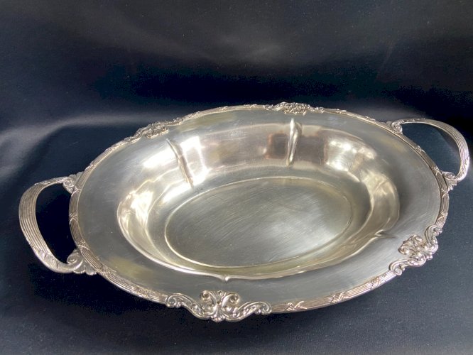 Corbeille à pain plat creux oblong à anses en métal argenté de style Louis XVI